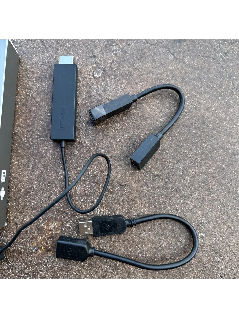 Microsoft Wireless Display Adapter (Model 1628) - Picture 2 of 8